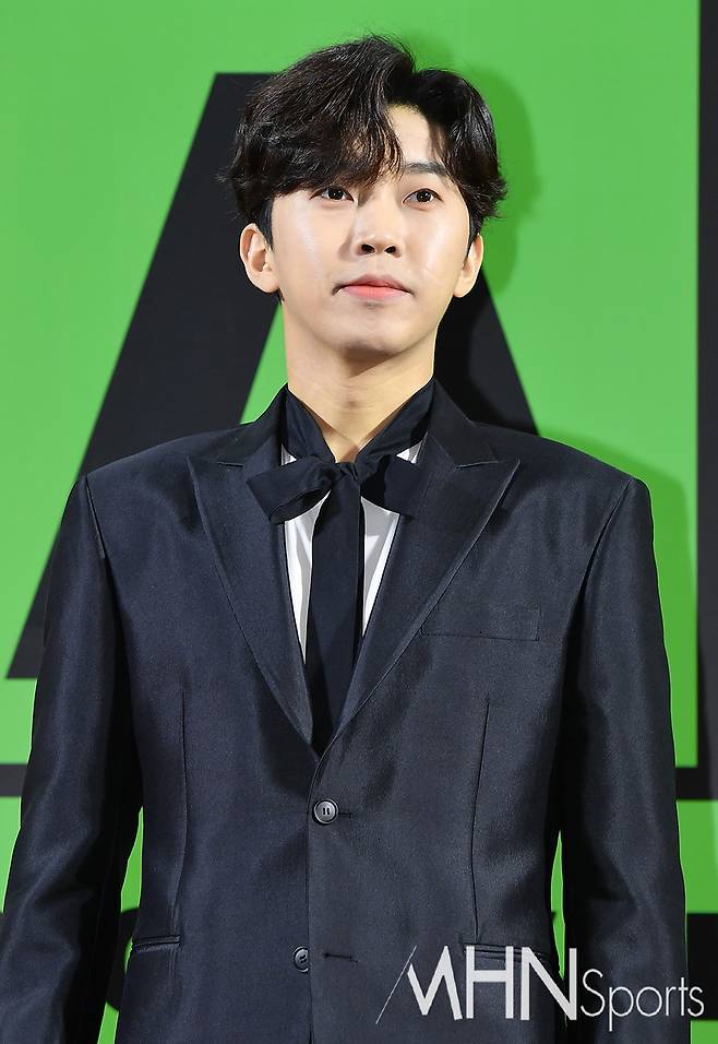 On this day, Lim Young-woong attended the MMA 2022 red carpet and showed off his perfect suit and beautiful dandy London Boy.Lim Young-woong appeared in a suit with a simple line. He finished the suit fashion with a neat and dandy look, matching the tie with a ribbon in a look that could seem bored.On this day, Lim Young-woong won the Grand Prize of the Year Artist of the Year and the album of the year in MMA2022, TOP10, Best Male Solo,The climber spewed out.Lim Young-woong, who won the album of the year, said, I am so happy and grateful to receive such a meaningful award for my first full-length album.It is a prize for many people who have worked hard for the album and fans of the hero era who loved the album. I would like to congratulate you all. Thank you fans for your courage in always taking on new challenges. I hope you stay healthy and happy for a long time. Good luck!Meanwhile, Lim Young-woong released the double single Polaroid Corporation (Polaroid) on the 15th.Polaroid Corporation contains the title song of the same name and London Boy (London Boy).Lim Young-woong is also ahead of the national tour concert IM HERO encore in December.