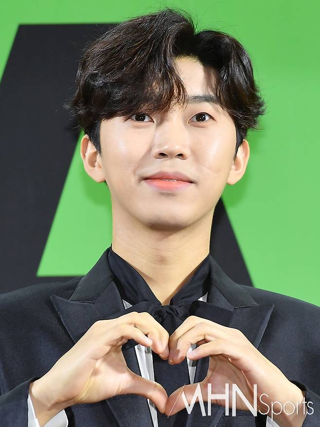 On this day, Lim Young-woong attended the MMA 2022 red carpet and showed off his perfect suit and beautiful dandy London Boy.Lim Young-woong appeared in a suit with a simple line. He finished the suit fashion with a neat and dandy look, matching the tie with a ribbon in a look that could seem bored.On this day, Lim Young-woong won the Grand Prize of the Year Artist of the Year and the album of the year in MMA2022, TOP10, Best Male Solo,The climber spewed out.Lim Young-woong, who won the album of the year, said, I am so happy and grateful to receive such a meaningful award for my first full-length album.It is a prize for many people who have worked hard for the album and fans of the hero era who loved the album. I would like to congratulate you all. Thank you fans for your courage in always taking on new challenges. I hope you stay healthy and happy for a long time. Good luck!Meanwhile, Lim Young-woong released the double single Polaroid Corporation (Polaroid) on the 15th.Polaroid Corporation contains the title song of the same name and London Boy (London Boy).Lim Young-woong is also ahead of the national tour concert IM HERO encore in December.