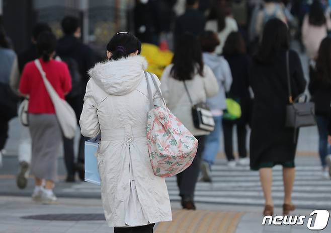 시민들이 추워진 날씨에 발걸음을 옮기고 있다. 뉴스1 ⓒ News1 구윤성 기자
