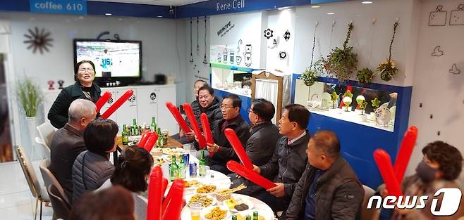 월드컵 수문장 김승규 선수의 부모가 운영하는 단양 천동리 카페에서 지난 24일 김문근 단양군수를 비롯한 주민들이 응원전을 펼치고 있다.