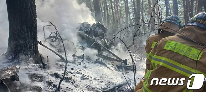 27일 오전 10시 50분쯤 강원 양양군 현북면 어성전리 명주사 인근 산에서 속초시와 고성군, 양양군의 공동 임차헬기가 추락, 5명이 숨졌다. (강원도소방본부 제공) 2022.11.27/뉴스1