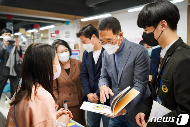 김주영 국회의원(오른쪽 두번째)이 학생들의 작품을 살펴보고 있다.(김포교육지원청 제공) / 뉴스1