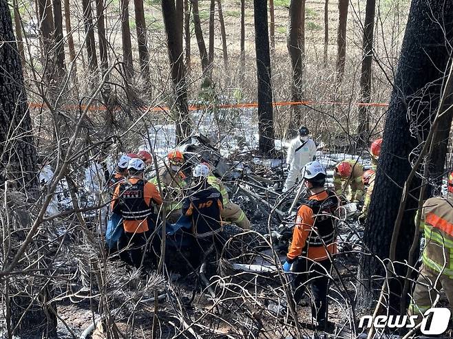 27일 강원 양양군 현북면 명주사 인근에서 헬기 1대가 추락하는 사고가 발생해 소방당국이 화재 진화를 마친 뒤 추락 현장을 조사하고 있다. 강원도 소방본부에 따르면 이날 오전 10시 50분쯤 양양군 현북면 어성전리 명주사 인근에서 헬기가 추락했다는 신고가 접수, 인력 40여 명과 장비 16대를 동원해 사고 수습에 나서고 있다. 한편 소방은 속초시 산불 진화용 임차헬기의 사고로 잠정 파악 중이며, 사고 헬기에 2명이 탑승했던 것으로 보고 있다. (양양군 제공) 2022.11.27/뉴스1