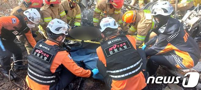 산불 계도 비행 중 추락한 헬기 사고로 5명이 숨진 27일 강원 양양군 현북면 명주사 인근 추락 현장에서 소방대원들이 시신을 수습하고 있다. 이들은 모두 기체 안에서 발견됐다. 강원도 소방본부에 따르면 이날 오전 10시 50분쯤 양양군 현북면 어성전리 명주사 인근 산에서 속초시와 고성군, 양양군의 공동 임차헬기가 추락, 인력 40여 명과 장비 16대를 동원해 사고 수습에 나섰다. 사고 발생 당시 헬기에는기장 A씨(71)와 정비사 B씨(54) 2명이 탑승했던 것으로 알려졌으나, 시신 3구가 사고 기체 안에서 발견되면서, 당시 탑승자는 5명으로 추정되고 있다. (강원도소방본부 제공) 2022.11.27/뉴스1