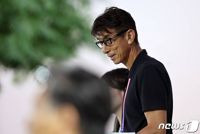 일본축구 수비의 전설 이하라 마사미가 27일 오후(현지시간) 카타르 아스파이어 존 훈련장에서 가나 선수들의 훈련을 지켜보고 있다. 2022.11.27/뉴스1 ⓒ News1 이동해 기자