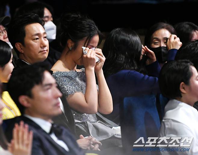 제43회 청룡영화상 레드카펫이 25일 여의도 KBS홀에서 진행됐다. 탕웨이가 정훈희의 공연에 눈물을 흘리고 있다. 여의도=정재근 기자 cjg@sportschosun.com/2022.11.25/