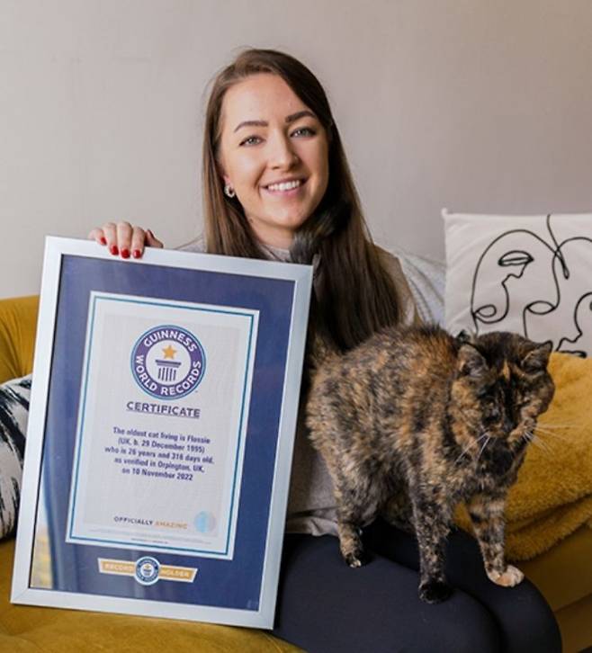 플로시를 입양한 비키 그린이 기네스 세계기록을 들어보이고 있다. 사진=기네스 세계기록 홈페이지