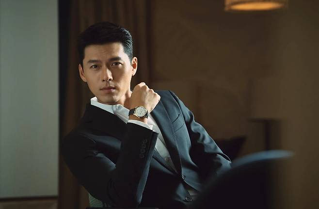 오메가 글로벌 앰버서더로 올 초 드 빌 트레저 스몰 세컨즈(De Ville Trésor Small Seconds) 캠페인을 선보였던 배우 현빈. 이번에 선보인 제3세대 드 빌 프레스티지 컬렉션은  '타임리스 클래식'의 대표 주자로 꼽히고 있다. /오메가