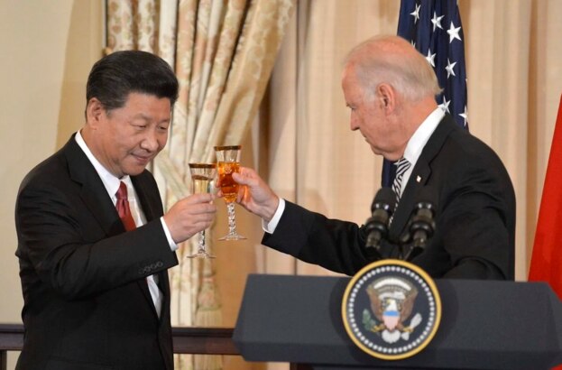 지난 2015년 미국을 방문한 시진핑(왼쪽) 중국 국가주석이 조 바이든 당시 미국 부통령과 워싱턴DC의 국무부에서 건배를 하고 있다.