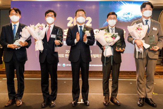 24일 2022년 정보보호산업인의 밤' 행사에서 최준우(왼쪽 두 번째) 한국주택금융공사 사장과 이종호(왼쪽 세 번째) 과학기술정보통신부 장관이 기념사진을 촬영하고 있다.



<사진=한국주택금융공사>