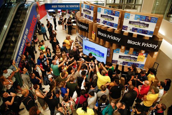 삼성전자가 지난 25일 블랙프라이데이를 맞아 마련한 브라질 상파울루시 매장을 찾은 고객들이 네오 QLED, 더 프레임 등 삼성전자 TV 제품을 구매하기 위해 모여들고 있다. 삼성전자 제공
