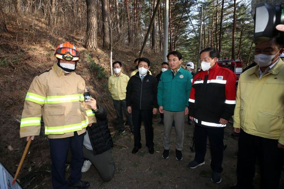 김진태 강원도지사가 27일 헬기 추락 현장을 방문, 소방당국으로부터 상황 설명을 듣고 있다. (사진=강원도청)