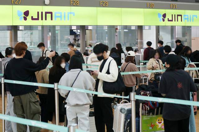 7일 인천국제공항 제1여객터미널 출국장에서 여행객들이 출국 수속을 밟고 있다. 뉴스1