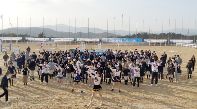 26일 상주시 상주국제승마장에서 열린 '제1회 독도사랑배 전국승마대회' 개회식 이벤트로 승마경기장에서 선수 및 관계자들이 플래시몹을 펼치고 있다. 윤창식 기자