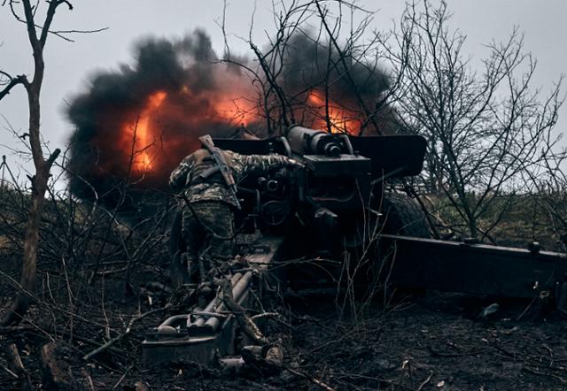 우크라이나군이 동부 도네츠크주(州) 바흐무트에서 러시아군을 향해 대포를 발사하고 있다. 바흐무트=AP