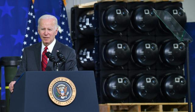 올해 5월 3일 조 바이든 미국 대통령이 앨라배마주 트로이에 있는 방산업체 록히드마틴 공장을 방문해 연설하고 있다. 이 공장에선 우크라이나에 지원하는 재블린 대전차 미사일 등의 무기를 생산하고 있다. 트로이=AFP 연합뉴스