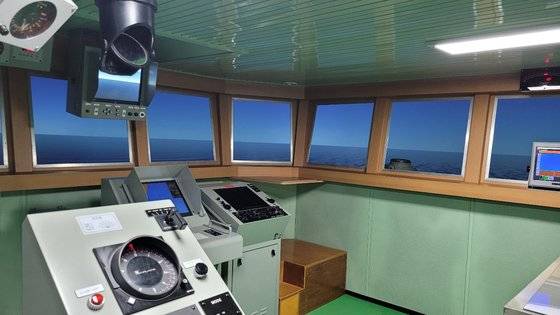 해군 조함훈련실의 DDH(충무공이순신함)형 가상 함교. 실제 함정 크기의 54%이지만 가슴 높이의 유리창, 레이더 스코프와 방향타 등 대부분 장치들이 실제와 같았다.