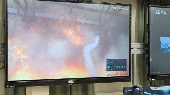 해군 손상통제실습실에서 훈련을 위해 가상으로 발생시킨 화재가 화면에 나타나 있다. 이 화재 장면은 헤드셑인 HMD에서도 꼭 같이 보인다.