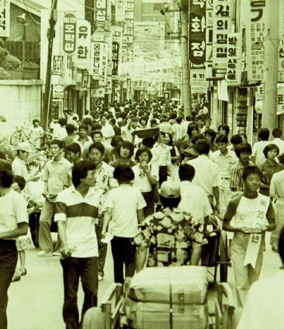 1980년대 충장로가 북적이는 모습. 인문도시 동구 온라인기록관 누리집 캡처