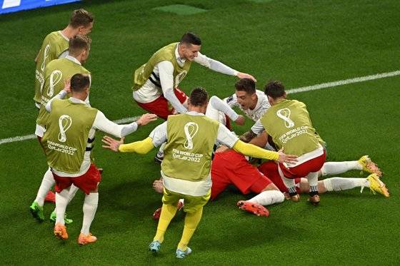 달려든 동료들에게 축하 받는 레반도프스키. AFP=연합뉴스