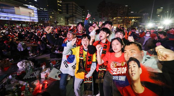 우루과이전 당일 한국에서도 축구 팬들이 참여해 뜨거운 응원전이 펼쳐졌다. 우상조 기자