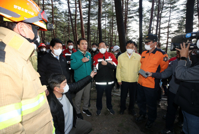 ▲ 27일 양양군 현북면 어성전리 명주사 인근 야산에서 헬기가 추락 5명이 숨진 가운데 김진태 도지사, 권혁열 도의회의장, 이병선 속초시장, 김진하 양양군수 등이 현장을 살표보고 있다.