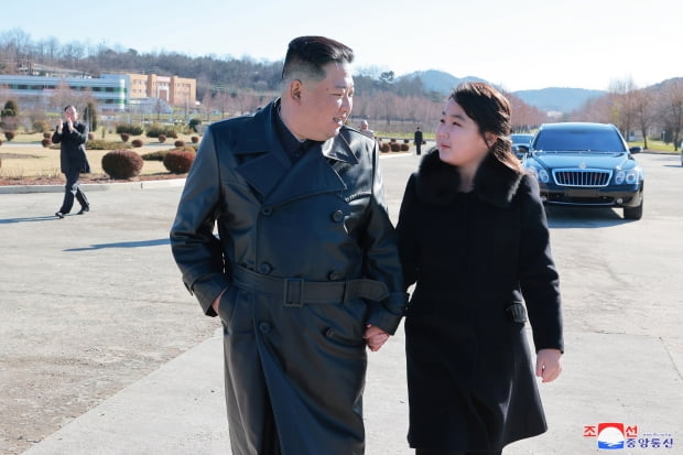 김정은이 지난 18일 ICBM '화성-17형' 발사 현장에서 처음 둘째 딸 김주애를 공개했다. 이번에는 ICBM 개발과 발사 공로자와 기념사진 촬영 행사에 동행했다.사진=연합뉴스