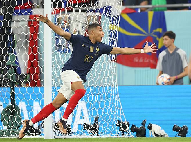 프랑스 축구대표팀의 킬리안 음바페가 26일(현지시간) 카타르 도하의 스타디움 974에서 열린 덴마크와의 2022 국제축구연맹(FIFA) 카타르 월드컵 조별리그 D조 2차전에서 골을 넣은 뒤 환호하고 있다.  도하 | 연합뉴스