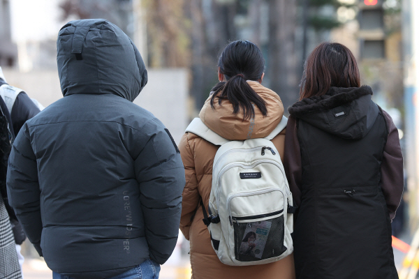 기온이 뚝 떨어진 27일 오전 서울의 한 거리에서 시민들이 두터운 옷을 입고 걸어가고 있다. 연합뉴스