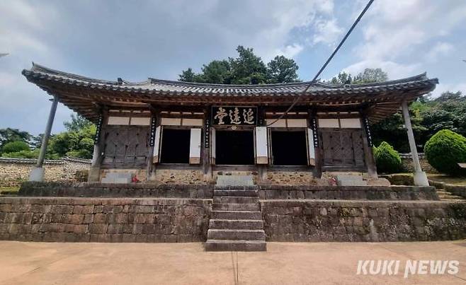 강진 해남윤씨 추원당은 해남윤씨 10세 윤사보와 11세 윤경 부자를 모시는 재실로, 1649년 윤선도의 주도로 창건된 이래 여러 번 중수를 거쳤다.[사진=전남도]