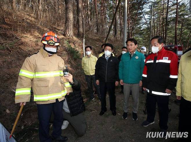 김진태 강원지사가 27일 강원도 양양군 현북면 어성전리 야산에서 산불예방 계도 활동을 하던 헬기가 추락해 사고 현장을 방문했다. (강원도 제공)