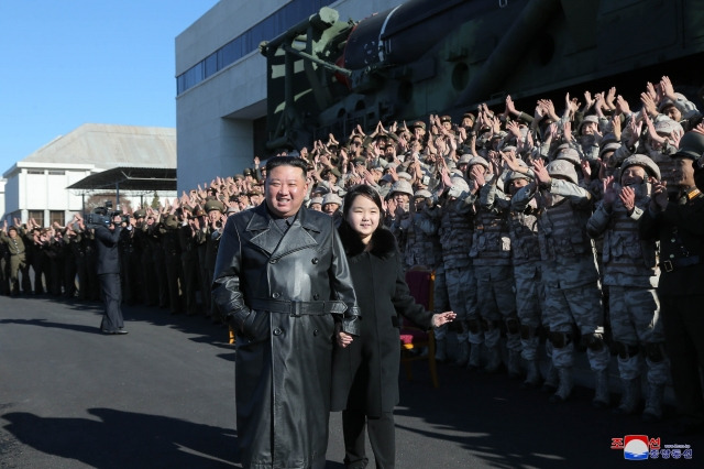 김정은 국무위원장이 지난 18일 있었던 대륙간탄도미사일(ICBM) '화성-17형' 발사에 참여했던 공로자들과 기념촬영하는 모습. 이날도 둘째 딸과 동행했다. 연합뉴스