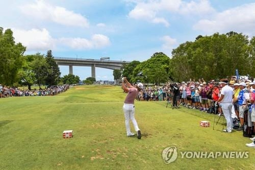 고국 팬들 앞에서 경기하는 스미스.
[EPA=연합뉴스]