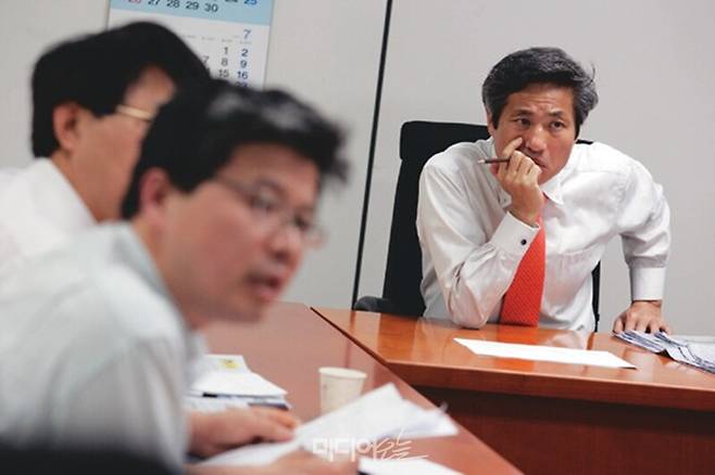 ▲ 2011년 6월 당시 이충재 한국일보 편집국장(맨 오른쪽) 모습. 오전 부장 회의에서 각 부의 보고를 심각한 표정으로 듣고 있는 이충재 국장. 사진=미디어오늘 자료사진.