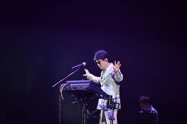 가수 조용필이 26일 서울 올림픽공원 케이스포돔에서 열린 ‘2022 조용필&위대한탄생 콘서트’에서 노래하고 있다. <사진제공=인사이트엔터테인먼트>