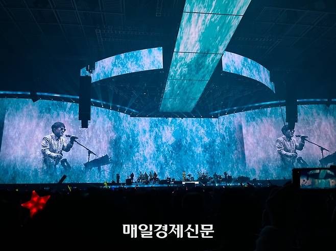 26일 ‘2022 조용필&위대한탄생’ 콘서트 네 번째 곡 ‘추억속의 재회’의 한 장면. 폭포수가 쏟아지는 듯한 효과와 조용필의 애절한 목소리가 어우러져 관객석에서 탄성이 터졌다.