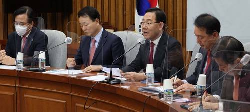 주호영 "김의겸은 흑석선생 아닌 흑색선생" 주호영 국민의힘 원내대표(왼쪽 셋째)가 25일 서울 여의도 국회에서 열린 원내대책회의에서 "김의겸 (더불어민주당) 대변인이 흑석선생이라는데 의원들이 이제는 흑색선생으로 불러야 한다고 얘기한다"며 김 대변인의 허위사실 공표를 맹비난하고 있다.  <한주형 기자>