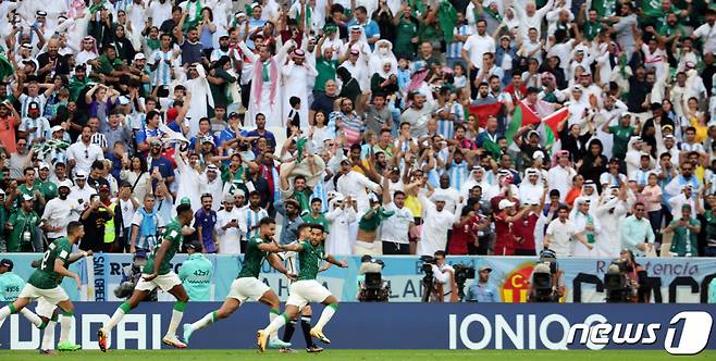 22일 오후(현지시간) 카타르 루사일 스타디움에서 열린 2022 카타르 월드컵 조별리그 C조 1차전 아르헨티나와 사우디아라비아의 경기 후반전에서 사우디아라비아 알 다우사리가 역전골을 넣은 뒤 환호하고 있다. 2022.11.22/뉴스1  Copyright (C) 뉴스1. All rights reserved. 무단 전재 및 재배포 금지.