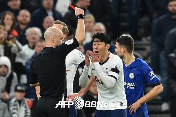 2019년 12월 첼시와의 2019-2020시즌 잉글랜드 프리미어리그(EPL) 18라운드에서 주심 휘슬을 분 앤서니 테일러 심판이 상대 수비수 안토니오 뤼디거를 향해 발을 높이 들어올렸다는 이유로 레드카드를 꺼내들자 손흥민이 황당해 하고 있다. 테일러 심판은 손흥민이 한국 대표팀 주장으로 뛰는 28일 가나와의 2022 카타르월드컵 조별리그 H조 2차전 주심으로 휘슬을 분다.AFP 자료사진 뉴스1