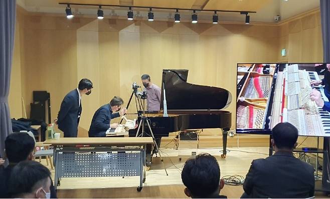 세계를 무대로 활동하며 최고의 기술력과 탁월한 조율 철학을 지닌 것으로 평가받는 롤랜드 지니커(Roland Zinniker, Concert Technician)가 강사로 스타인웨이 그랜드 피아노를 해체한 뒤 복원하면서 조율 기술을 교육하고 있다./사진=삼성문화재단
