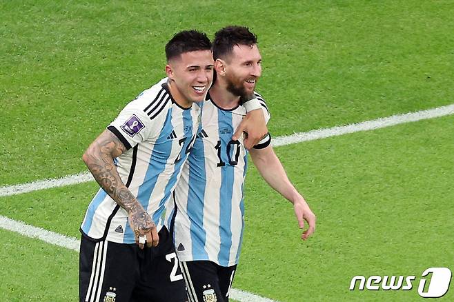 (루사일(카타르)=뉴스1) 이동해 기자 = 26일(현지시간) 카타르 루사일 스타디움에서 열린 2022 카타르 월드컵 조별리그 C조 2차전 아르헨티나와 멕시코의 경기 후반전에서 아르헨티나 엔조 페르난데스가 추가골을 넣은 뒤 선제골을 넣은 리오넬 메시와 기뻐하고 있다. 2022.11.27/뉴스1  Copyright (C) 뉴스1. All rights reserved. 무단 전재 및 재배포 금지.