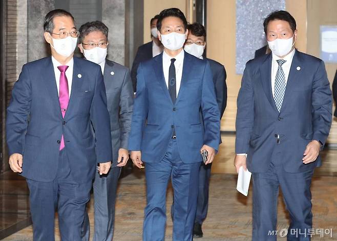 한덕수 국무총리(왼쪽), 최태원 대한상의 회장(오른쪽)이 지난 8월 서울 종로구 포시즌스에서 열린 2030 부산세계박람회 유치위원회 제2차 회의에 입장하고 있다. /사진=이기범 기자 leekb@