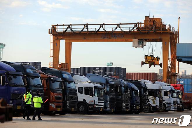 민주노총 공공운수노조 화물연대본부(화물연대)의 집단운송거부(총파업)가 나흘째 이어진 27일 오전 경기 의왕ICD에 적막감이 감돌고 있다.  /사진=뉴스1