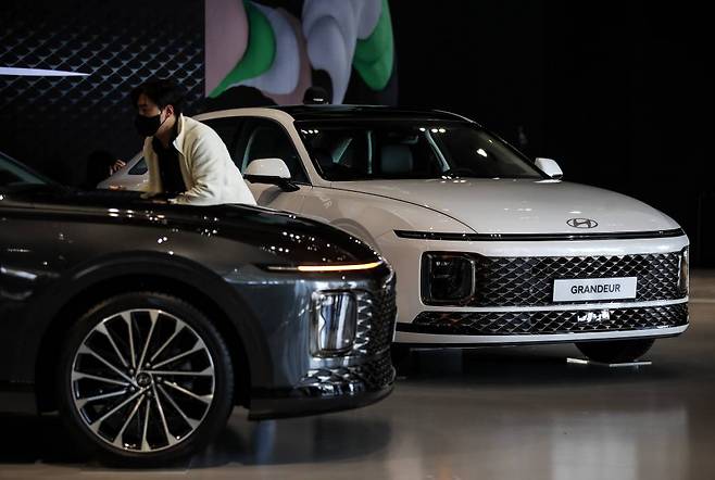 [고양=뉴시스] 정병혁 기자 = 14일 오후 경기 고양 현대모터스튜디오 고양에 '디 올 뉴 그랜저'가 전시되어 있다. 2022.11.14.