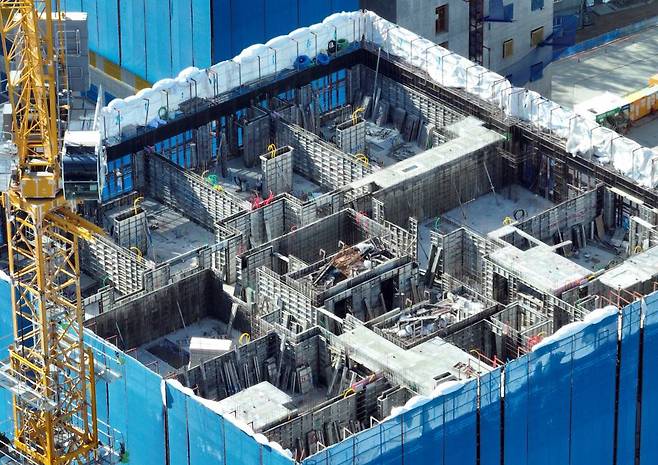 화물연대 파업 이후 서울 강동구 둔촌주공아파트 건설현장의 콘크리트 타설이 중단된지 이틀이 지난 27일 둔촌주공 현장이 조용한 모습을 보이고 있다. /사진제공=뉴스1