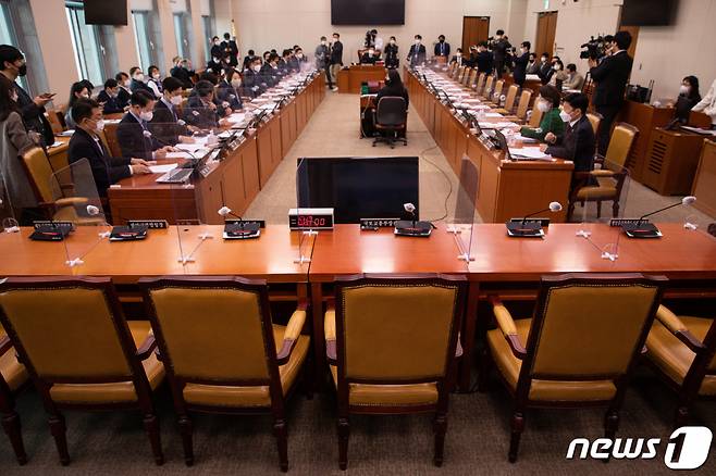 24일 서울 여의도 국회에서 원희룡 국토교통부 장관을 비롯한 국민의힘 의원들의 불참 속에 제400회 국회(정기회) 국토교통위원회 제10차 전체회의가 열리고 있다.  이날 전체회의에는 원희룡 국토교통부 장관을 비롯한 국무위원들과 국민의힘 위원들이 불참, 야당 단독으로 예산안 등을 처리했다. /사진=뉴스1