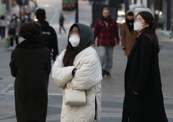 [서울=뉴시스] 고승민 기자 = 서울을 비롯한 중부지방 대부분 지역 최저기온이 영하권을 기록한 27일 서울 명동을 찾은 외국인 관광객과 시민이 두터운 옷을 입고 걸어가고 있다. 2022.11.27.