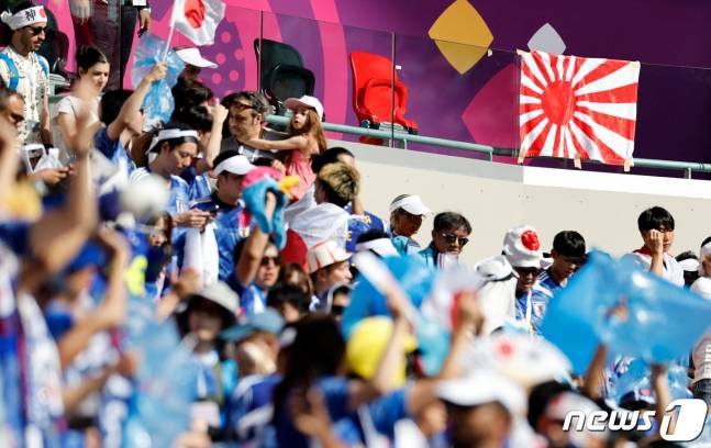 일본 팬이 내건 욱일기 ⓒ 로이터=뉴스1