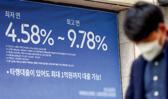 내년 최종 기준금리가 3.75%까지 오를 것으로 전망되면서 주택담보대출 금리 상단이 10% 선을 뚫을 것으로 예상되고 있다. 이같은 전망이 현실화하면 대출자들의 이자부담은 눈덩이처럼 불어날 전망이다./사진=뉴스1