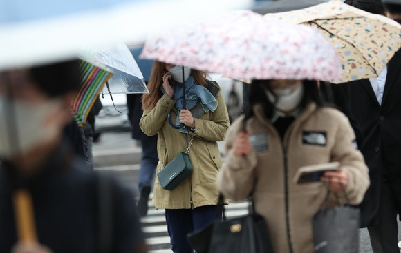 월요일인 28일은 전국에 비가 오고 바람이 강하게 불 예정이이서 옷차림에 유의해야 한다. /사진=뉴스1